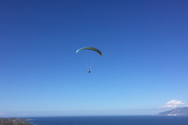 Les amateurs de parapente ont profité des températures estivales ce samedi après-midi à Saint-Florent.