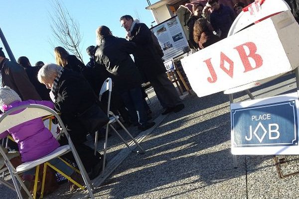 Le rassemblement a eu lieu devant l'Espace JOB