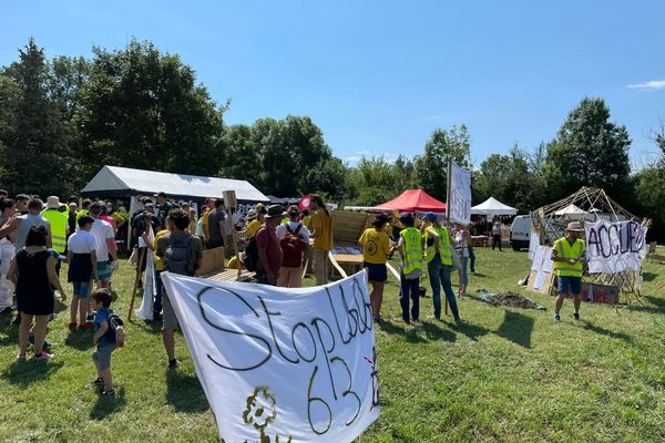 Une centaine de personnes s’est rassemblé dimanche 3 juillet à Orcet, dans le Puy-de-Dôme pour s’opposer contre un projet de construction et d’urbanisation de la commune d’une zone agricole.