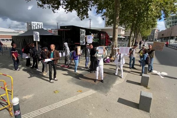 le groupe de manifestants antivax au pied du camion podium de Skyrock, pour l'opération Vaxibus, à Rennes.