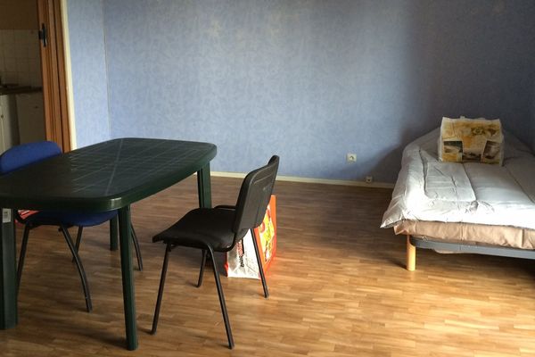 Dans chaque chambre, deux lits, une kitchenette et une salle de bain. 