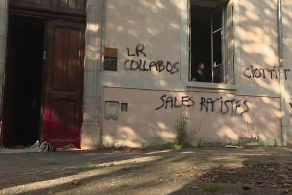 Des tags ont été inscrits sur la façade du local des LR en Isère, mardi 9 juillet.