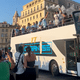 Hier, le 12 août, c'est un bus qui a retenu l'attention des fans. Sur le Vieux-Port, un bus géant a traversé la foule.