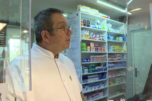 À 68 ans, le pharmacien de ce village veut partir en retraite, mais attend désespérément un repreneur.