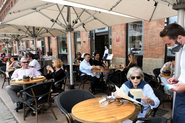 Chaque année, les cafés et restaurants payent un droit de terrasses régi par la mairie en fonction de la surface occupée