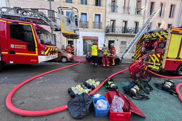 Un incendie s'est déclaré dans un immeuble à Marseille, un corps a été découvert dans les décombres.