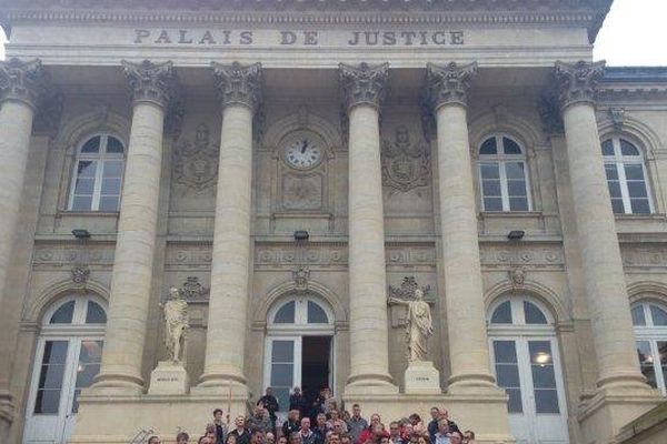 Les ex-salariés de Continental devant l'entrée du palais de justice d'Amiens