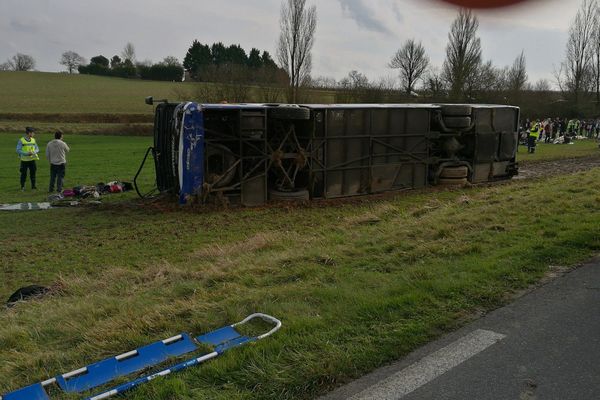 Le bus couché dans le champ