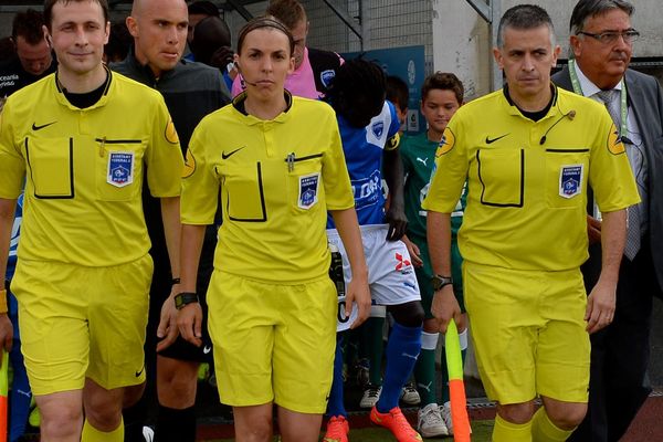 Niort - Brest : l'arbitre Stéphanie Frappart lors de son entrée sur la pelouse avec ses assistants.