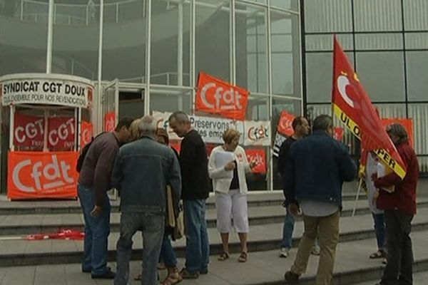 Représentants syndicaux devant le siège du groupe Doux à Châteaulin ce main