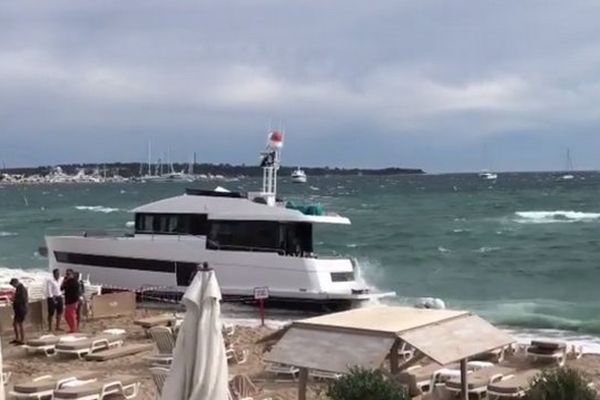 Capture d'écran d'une vidéo du bateau venu s'échouer sur le sable d'une plage privé de Cannes