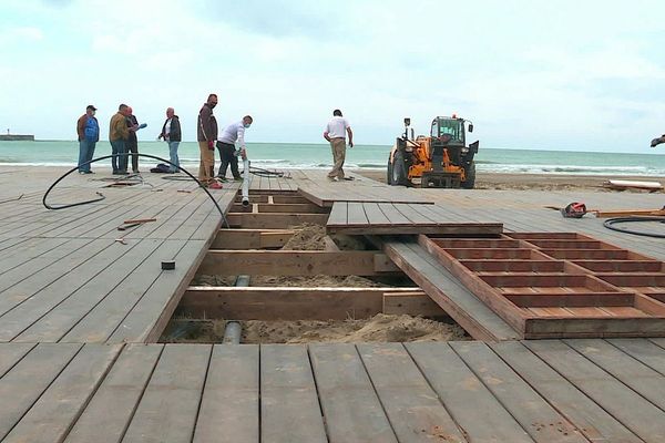 Agde (Hérault) - les travaux de construction des établissements de plage ont repris- 14 mai 2020.