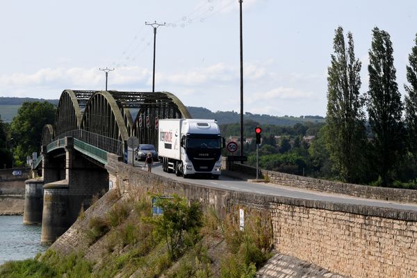 Le pont actuel de Fleurville doit être remplacé par un nouveau pont baptisé pont Jacques Chirac.