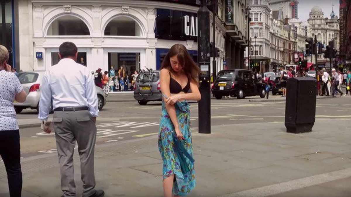 Londres : elle se déshabille en pleine rue pour vaincre son 