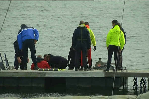 Le corps du vieil homme repêché en baie de Douarnenez ramené ici au port de Tréboul