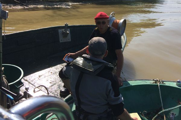 Un pêcheur contrôlé par la police de la mer  le 23 mai 2018.