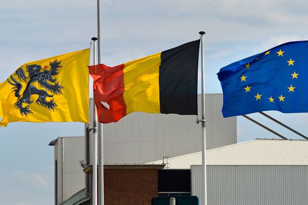 Les drapeaux de Flandre, Belgique et Europe sous le vent.