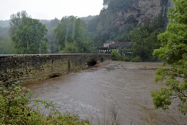 Un épisode cévenol est prévu la nuit prochaine. Les trois départements sont placés en vigilance orange à partir de 22 heures lundi 7 octobre. Il pourrait tomber jusqu'à 200 millimètres de pluie localement.