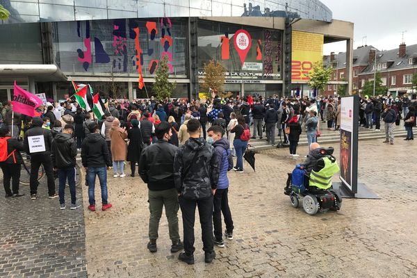 Deux cents personnes étaient réunies devant la Maison de la culture, à Amiens.