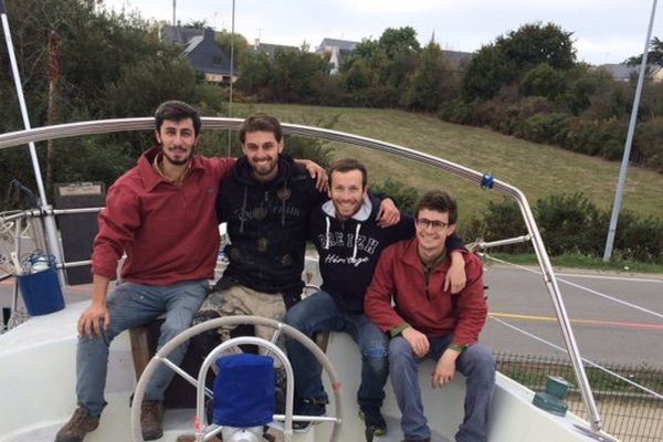 Joaquim, Igor, Bredan et Robin à bord de l'Ekolibri quelques jours avant sa mise à l'eau.