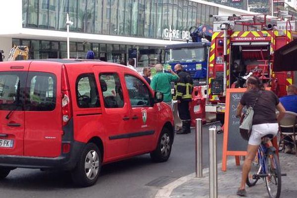 Un périmètre de sécurité a été installé devant la gare de Cannes. 