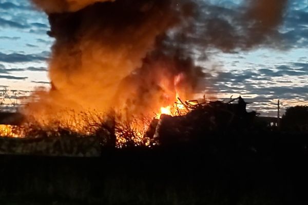 D'importantes flammes étaient visibles suite à cet incendie.