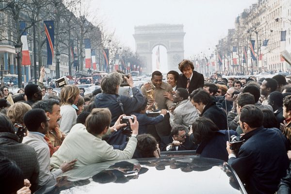 Pelé sur les Champs-Elysées le 30 mars 1971