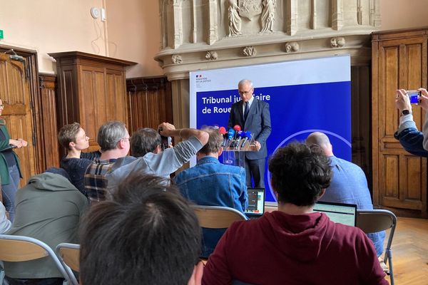 Ce qu'il faut retenir de la conférence de presse du procureur de Rouen, après l'attaque de la synagogue de Rouen, vendredi 17 mai 2024.