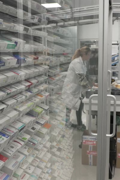 La pharmacie interne du CHU de Caen renferme plus de 17 000 références de médicaments et produits médicaux.