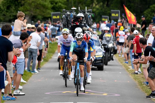 Paul Lapeira, en tête du groupe d'échappés qu'il règlera au sprint pour s'adjuger le championnat de France à Saint-Martin-de-Landelles, le 23 juin 2024.