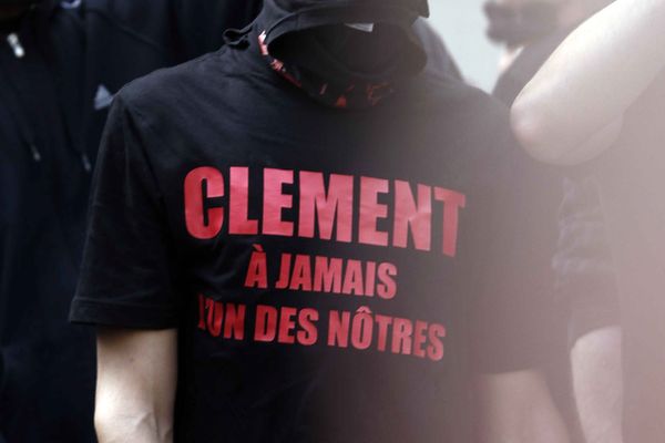 Les militants du Collectif Antifasciste Paris Banlieue, dont faisait partie Clément Méric, lui ont rendu hommage à l'endroit où il est tombé, rue Caumartin (Paris IXe), près des grands magasins, 