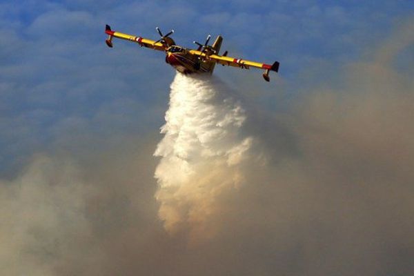 Un canadair en plein largage.