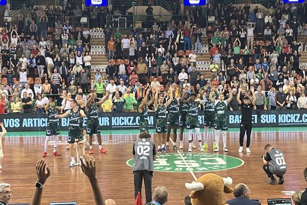 Un premier clapping bien mérité pour les joueurs du Limoges CSP avec Beaublanc après la victoire face à Nanterre, 90 à 87, en ouverture de la saison 2024-2025.