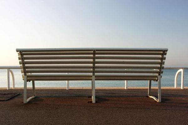 Un banc public face à la mer