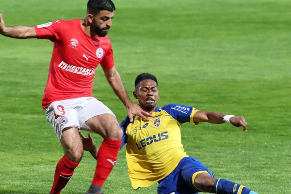 L'attaquant nîmois Umut Bozok au duel avec le défenseur de Sochaux Jason Pendant - 13 avril 2017