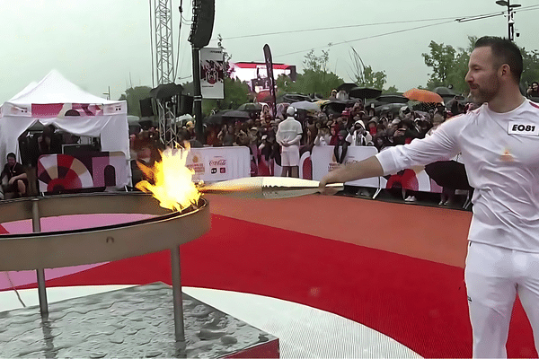 François Pervis allume le chaudron à Laval, le 29 mai 2024