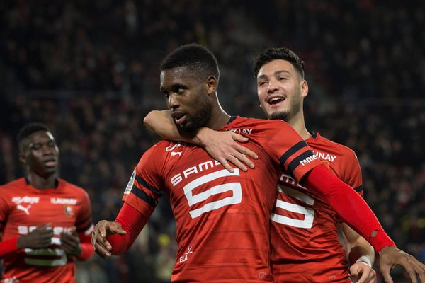 L'attaquant rennais Jordan Siebatcheu est félicité par Ramy Bensebaini après son but face à Nimes au Roazhon Park à Rennes - 22/12/2018