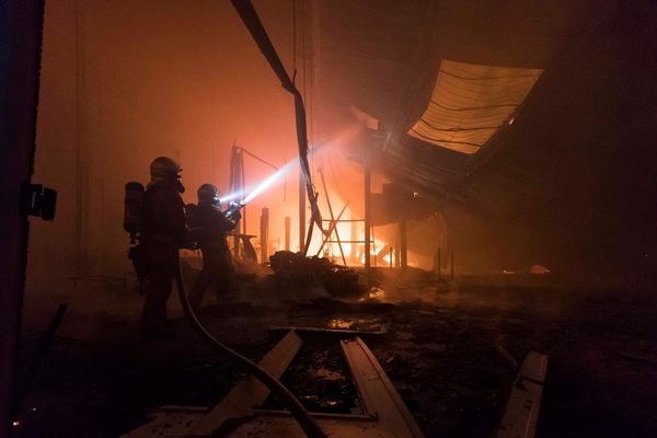 Un incendie d'entrepôt, à Gennevilliers, en Seine-Saint-Denis.