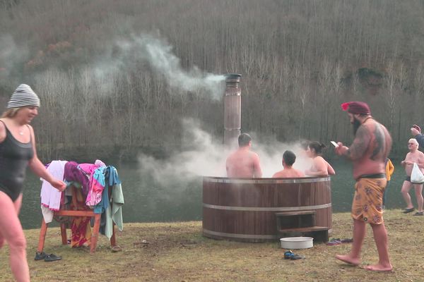 Du 5 au 7 janvier 2024, le Lac des Graves, à une quinzaine de kilomètres au nord-est d'Aurillac, dans le Cantal, accueille le tout premier Festival du froid en France. Baignade, atelier de respiration, course torse-nu.... Les pratiques d'exposition au froid rencontrent un réel engouement.