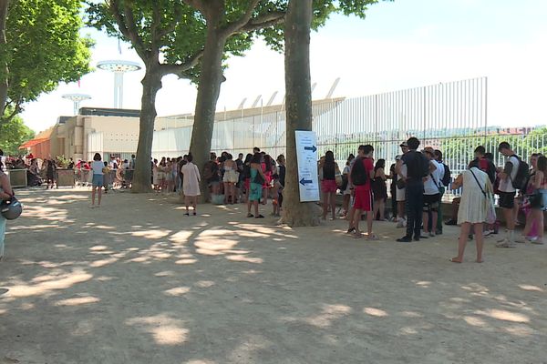 La longue file d'attente pour accéder à la piscine du Rhône, malgré le système de réservations mis en place par la ville de Lyon - 16/6/22