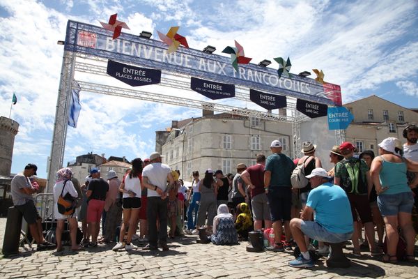 A l'entrée du festival, le public brave la canicule pour être au plus près de la scène.