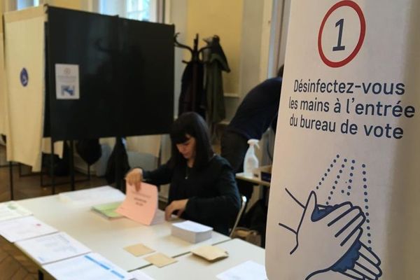 Un bureau de vote à Morlaix lors du premier tour des municipales