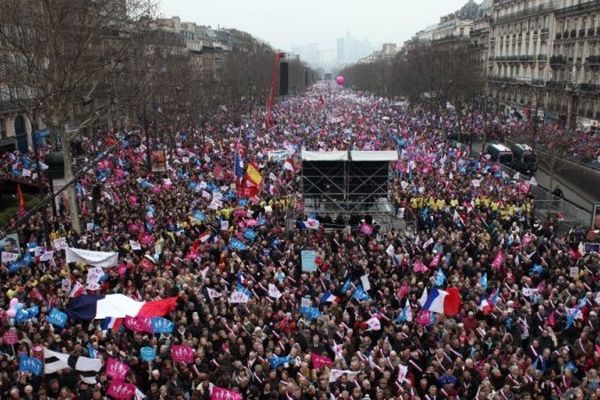 La manif pour tous entre la Défense et l'Arc de Triomphe 