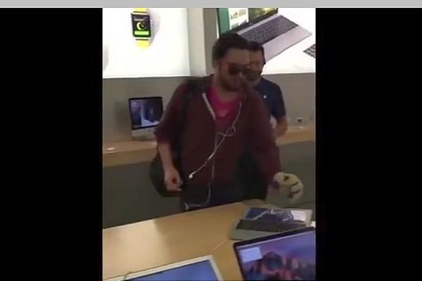 Un client mécontent a frappé plusieurs téléphones et tablettes avec une boule de pétanque à l'Apple Store de Dijon jeudi 29 septembre 2016.