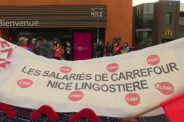 Les salariés de Carrefour Lingostière en grève ce samedi 3 avril.