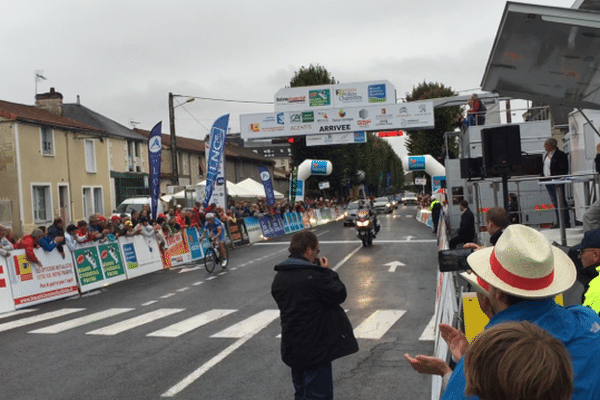 Le lituanien Evaldas Siskevicius a réussi uen échappée dès le début de la course et a passé une première fois la ligne d'arrivée avec 1'15 sur le peloton.