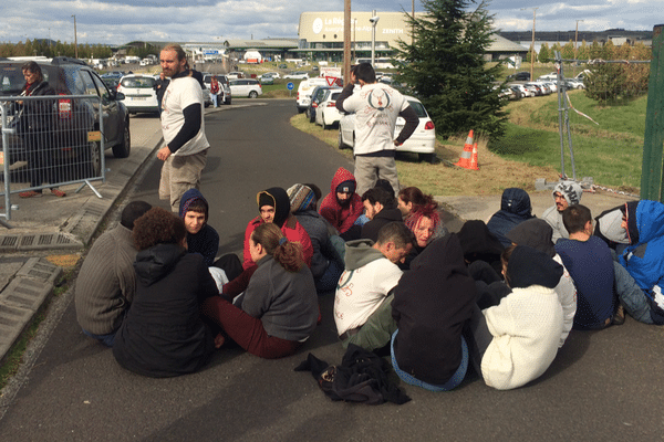 En guise de baroud d’honneur, une trentaine de militants de l’association Earth Resistance a bloqué l’entrée et la sortie sud de la Grande Halle d’Auvergne à Clermont-Ferrand où se tenait pendant 3 jours le sommet de l’élevage. L’occasion pour eux de poursuivre leur combat pour une alimentation sans viande.