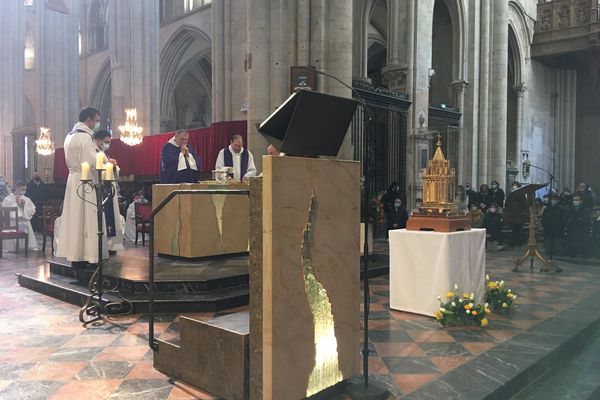 Messe autour des reliques de Bernadette Soubirous à la cathédrale du Mans, le 7 mars 2021