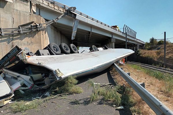 Un poids lourd a chuté d'un pont autoroutier sur l'A9 et s'est écrasé en contre-bas sur la D205 ce samedi 6 août 2022.