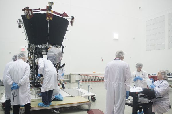 Des scientifiques examinent la sonde Parker Solar Probe.